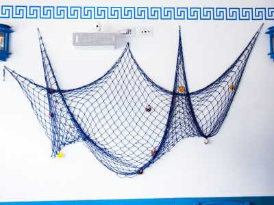 Sulle pareti interne attira la nostra attenzione una rete blu con delle conchiglie